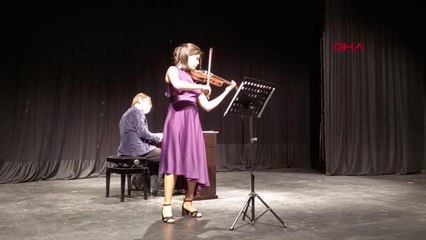 GELECEĞİN KEMAN VİRTÜÖZLERİ, ÖĞRETMEN ÖZHAN İÇİN SAHNEDEYDİ