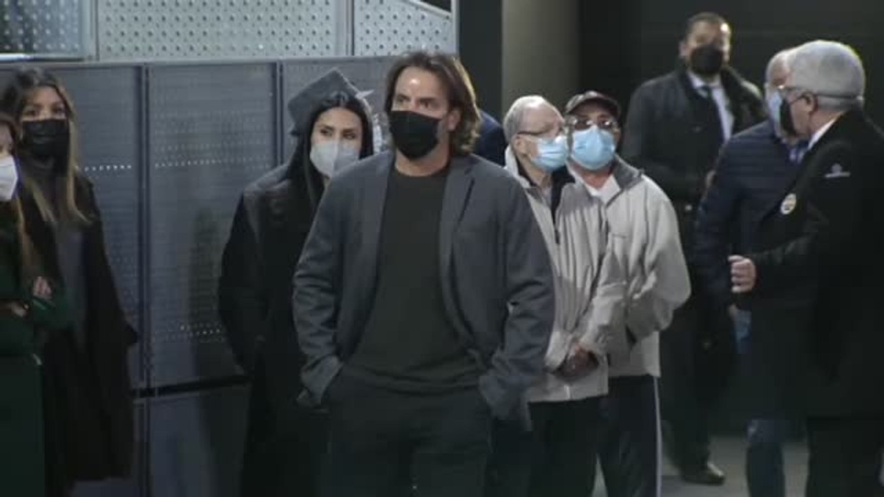 Florentino y Almeida acompañan a la viuda de Manolo Santana en la capilla ardiente