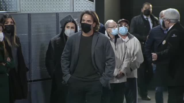 Florentino y Almeida acompañan a la viuda de Manolo Santana en la capilla ardiente