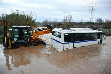 Son dakika haberleri... DEBİSİ YÜKSELEN DEREDE MAHSUR KALAN MİDİBÜSTEKİ 18 KİŞİ, TRAKTÖR VE DOZERLE KURTARILDI