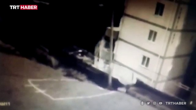 İzmir'de istinat duvarının çökme anı kamerada