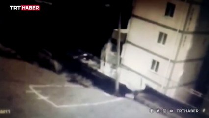 İzmir'de istinat duvarının çökme anı kamerada