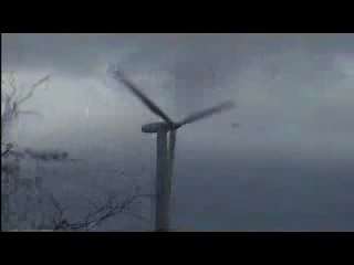 un vent detruit une eolienne