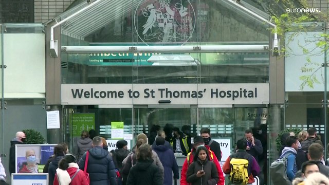 بوريس جونسون يعلن وفاة شخص على الأقل بالمتحور أوميكرون