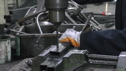 Kadın öğretmen yaptığı kaynakla erkeklere taş çıkarıyor