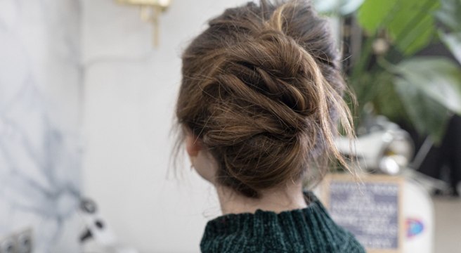 Tuto coiffure : comment faire un chignon banane bohème ?