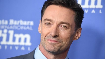 VOICI - PHOTO Hugh Jackman reçoit sa troisième dose de vaccin, un détail choque les internautes