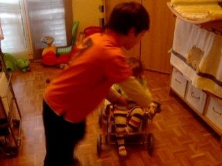 Glenn mit Jaya und Puppenwagen