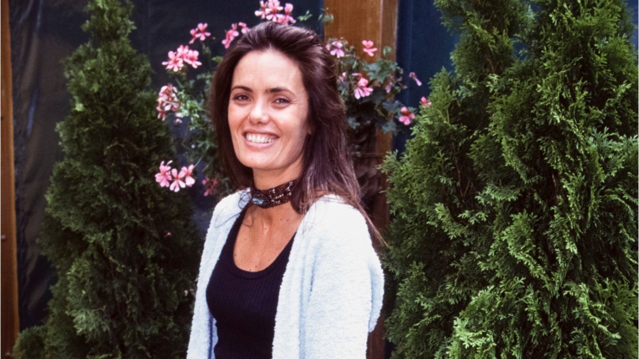 VOICI - Annie Pujol fête ses 60 ans : que devient l'ancienne figure du jeu La roue de la fortune dans les années 90 ?