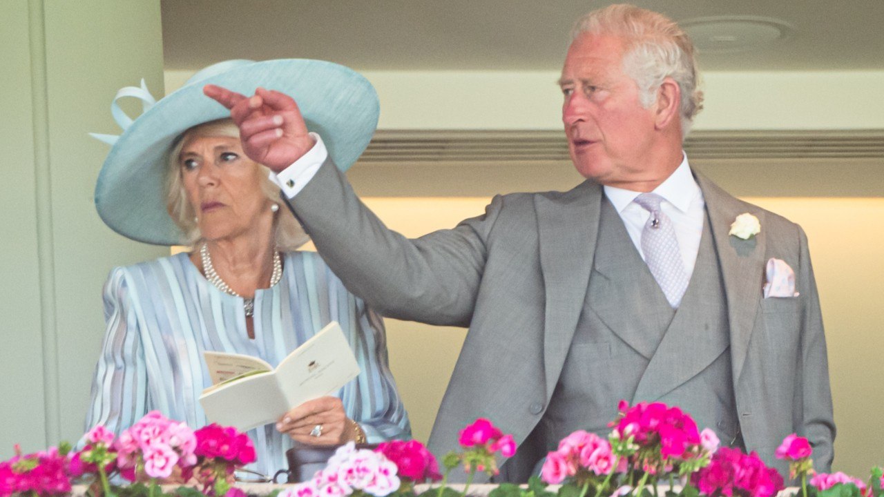 VOICI : Prince Charles et Camilla Parker-Bowles : ce détail de leur carte de voeux qui séduit les internautes