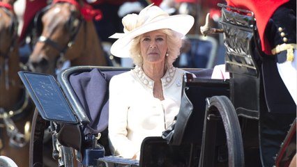 Télécharger la video: VOICI : Camilla Parker Bowles : cette règle très précise qu'elle impose au prince Charles