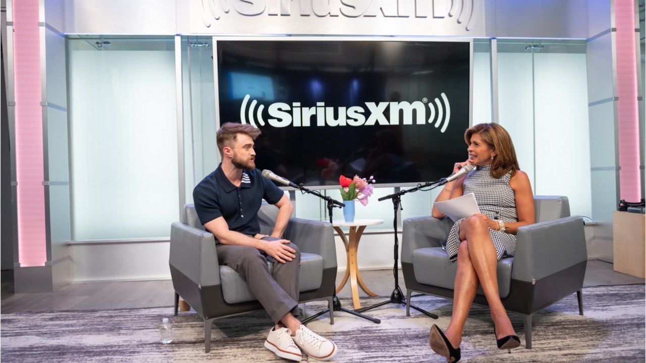 VOICI - 20 ans de la saga Harry Potter : Daniel Radcliffe balance sur sa relation « très étrange " avec Robert Pattinson