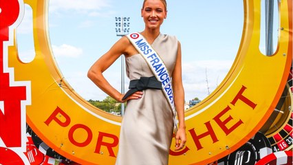 VOICI - PHOTOS Amandine Petit surprise par sa grand-mère ancienne reine de beauté, qui a défilé lors de l'élection de Miss Normandie