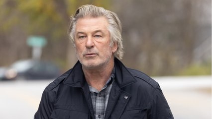 VOICI : Alec Baldwin, accusé de "négligence" et de "comportement dangereux" sur le tournage de Rust, engage un avocat