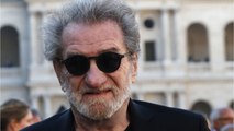 Voici - Eddy Mitchell dézingue Laeticia Hallyday et ses hommages “morbides” à Johnny