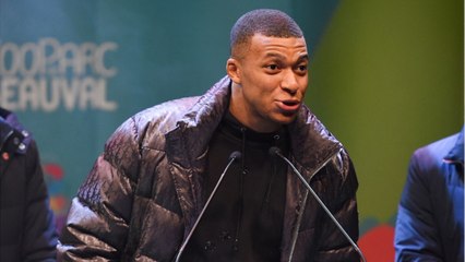 VOICI : Kylian Mbappé tout sourire : le footballeur prend la pose avec le bébé panda dont il est devenu le parrain