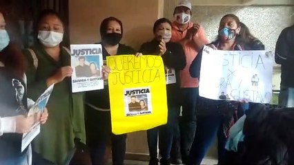 Familiares de Ramón Aguirre y Sandra Quiroga se manifiestan en la reanudación del juicio