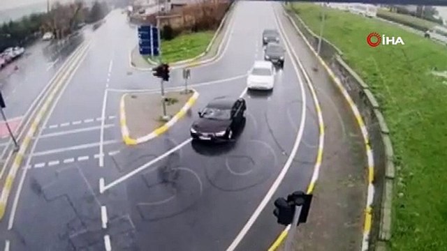 Kırmızı ışık ihlali kazası iki kişinin ölümden dönmesine neden oldu