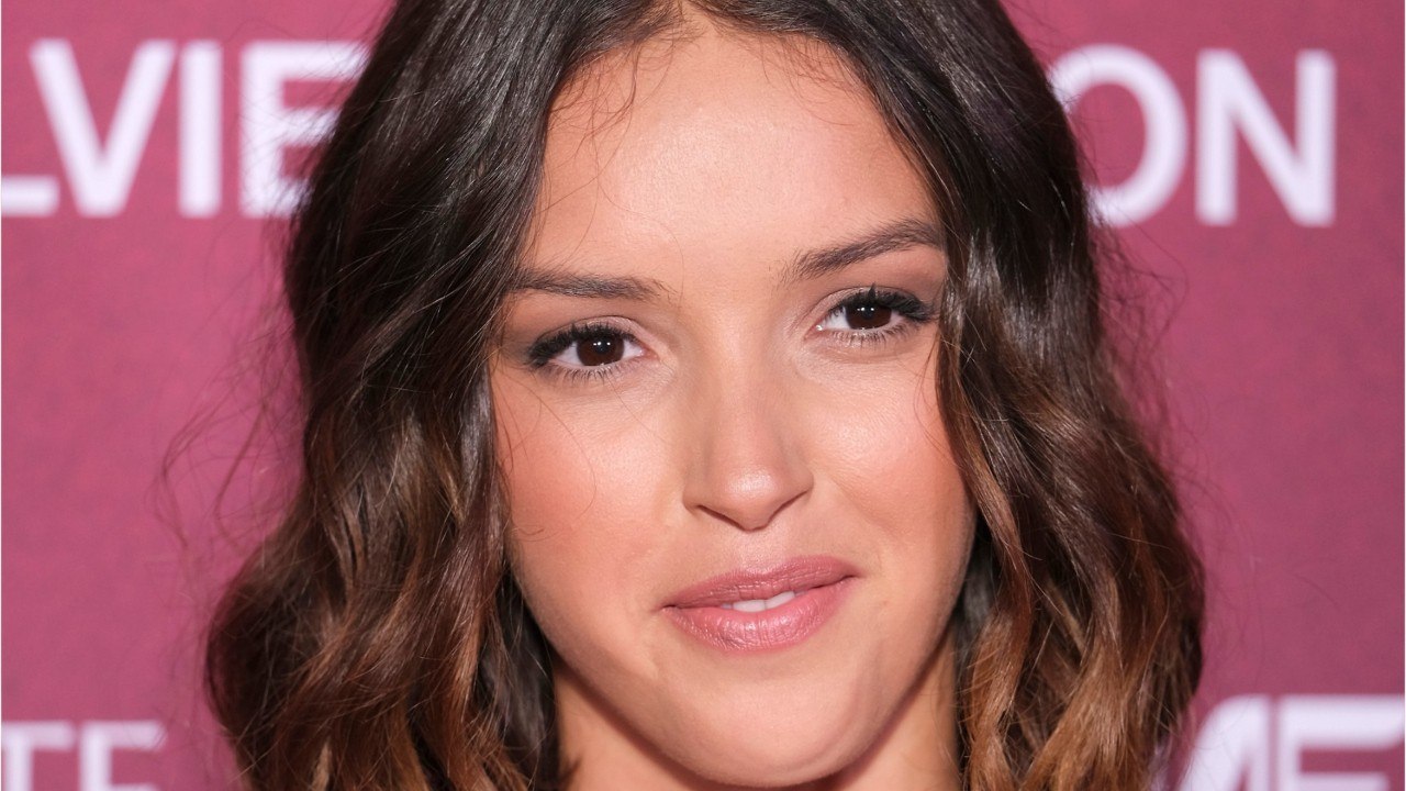 Voici - Haute Couture : Qui est Lyna Khoudri, l'actrice qui donne la réplique à Nathalie Baye ?