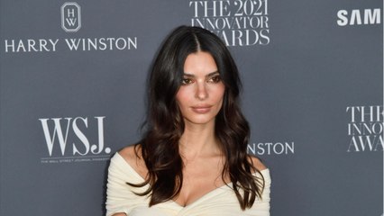 VOICI : "Je me détestais" : Emily Ratajkowski revient sur sa relation sexuelle non consentie