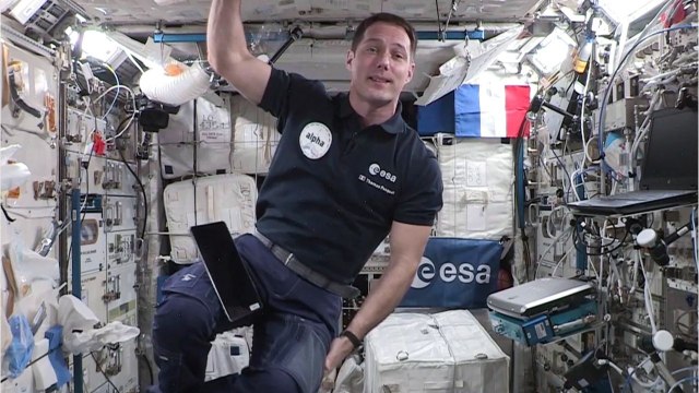 VOICI : Thomas Pesquet de retour sur Terre : pourquoi l’astronaute va devoir porter des couches pendant le voyage ?