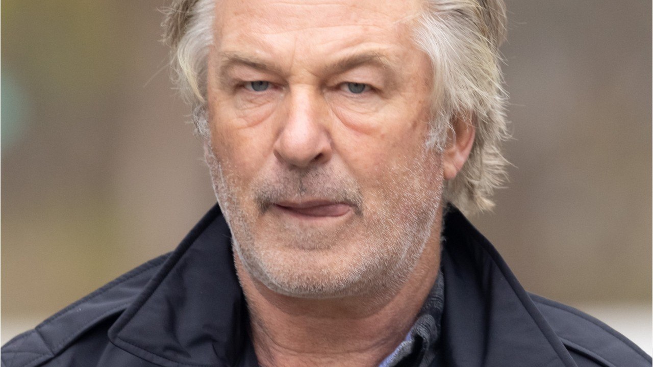 VOICI : Tir mortel d'Alec Baldwin : l'acteur s'exprime pour la première fois face à la presse depuis le drame survenu sur le tournage de Rust