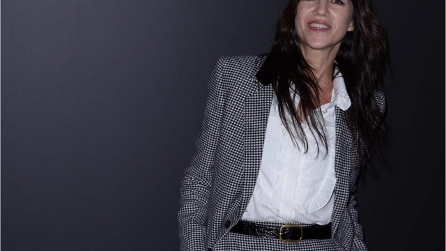 VOICI - PHOTOS Charlotte Gainsbourg profite de vacances en famille pour faire d'adorables clins d'oeil à ses parents