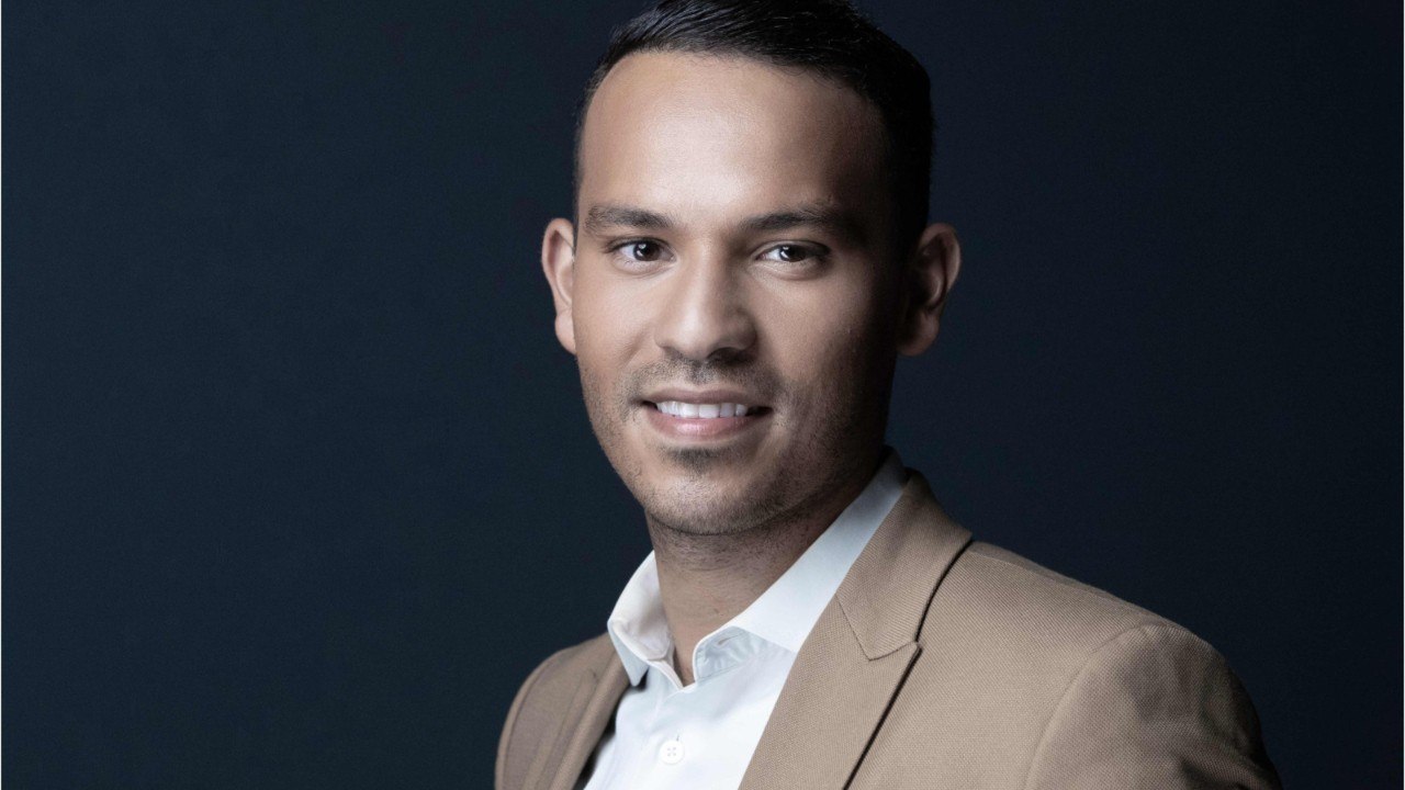 Voici - Mohamed Bouhafsi (C à vous) : le récit glaçant de son enfance passée sous les coups de son père violent