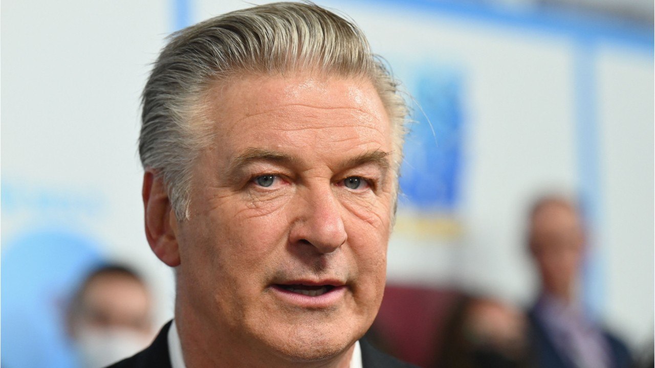 VOICI - Alec Baldwin tue une femme en plein tournage : les circonstances de l'accident dévoilées