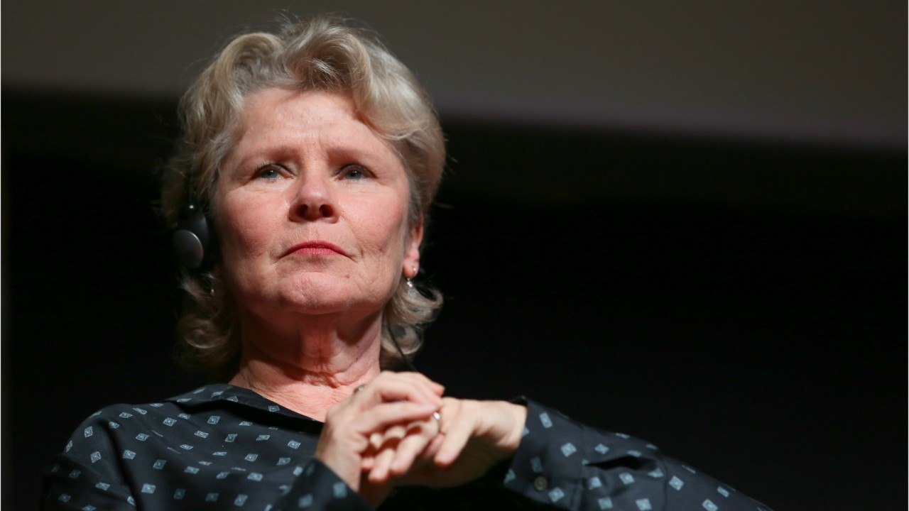 VOICI - The Crown : Qui est Imelda Staunton, l'actrice qui incarne la reine Elizabeth II dans la saison 5 ?