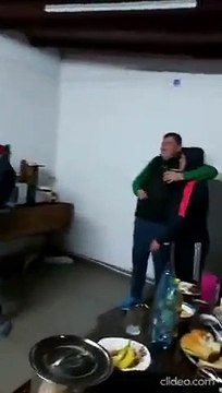 Quand le gâteau d'anniversaire passe un moment mouvementé !