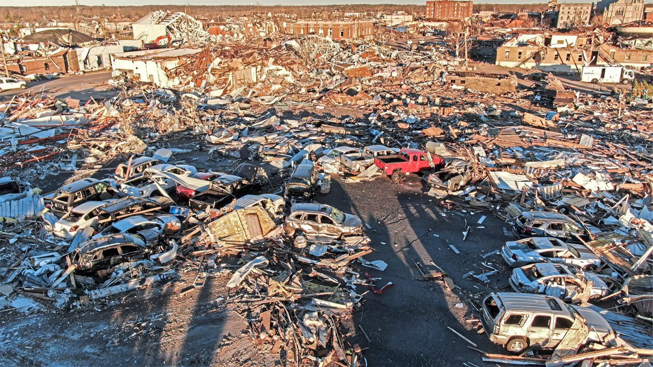 Einwohner durchsuchen Trümmer: Stadt in Kentucky von Tornados zerstört