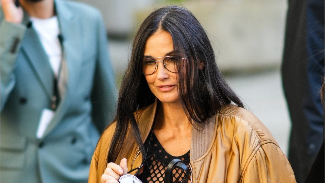 VOICI : Demi Moore : l'actrice pose à côté d'une oeuvre d'art... Très étonnante