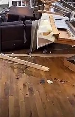 Il joue du piano dans une maison dévastée par une tornade aux USA