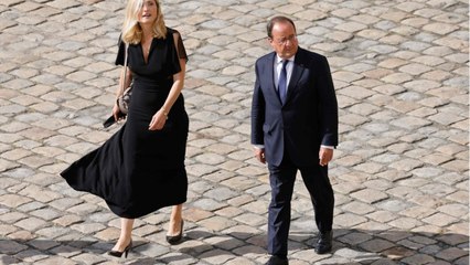 Voici - François Hollande et Julie Gayet ovationnés au concert d'une célèbre chanteuse, la vidéo dévoilée