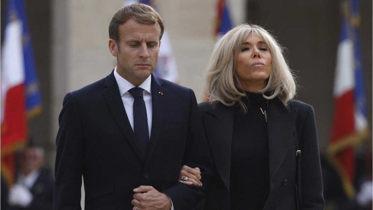 Voici - Emmanuel Macron : ces mensonges inventés par Brigitte Macron pour soulager son emploi du temps