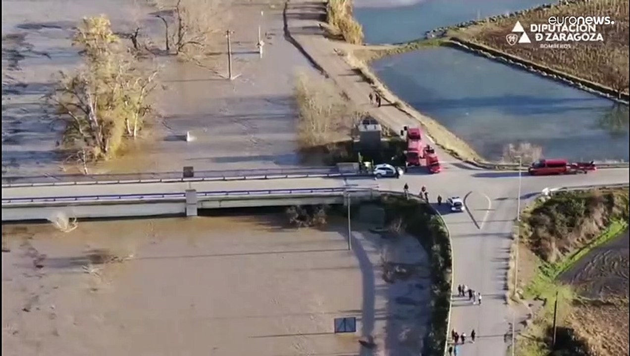 El río Ebro se desborda dejando inundaciones en...