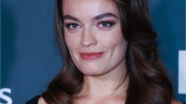 VOICI - Qui est Emma Mackey, l'actrice franco-britannique de Sex Education ?