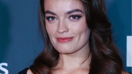 VOICI - Qui est Emma Mackey, l'actrice franco-britannique de Sex Education ?