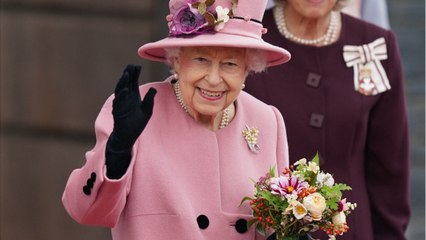 VOICI : Elizabeth II : cette surprenante habitude que ses médecins lui ordonnent d’abandonner