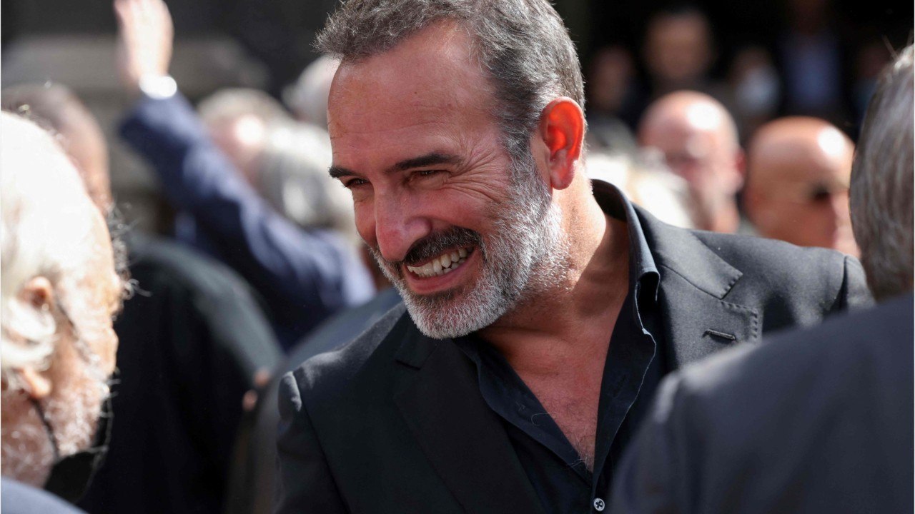 VOICI - Jean Dujardin commet une sacrée bourde et confond deux villages dans une lettre de remerciements (1)