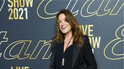 VOICI : Carla Bruni bloquée dehors « en pyjama " : elle raconte une anecdote gênante survenue à l'Élysée