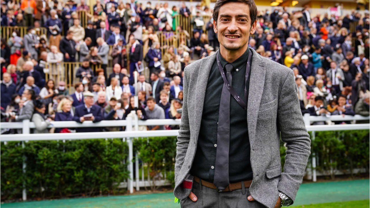 Voici - PHOTO Claude Dartois pose avec une star de Game of Thrones, Teheiura se moque de lui