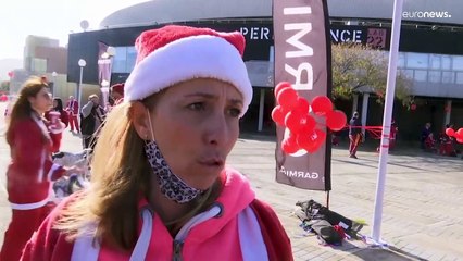 Hundreds of would-be Santa Claus run down Athens to raise money