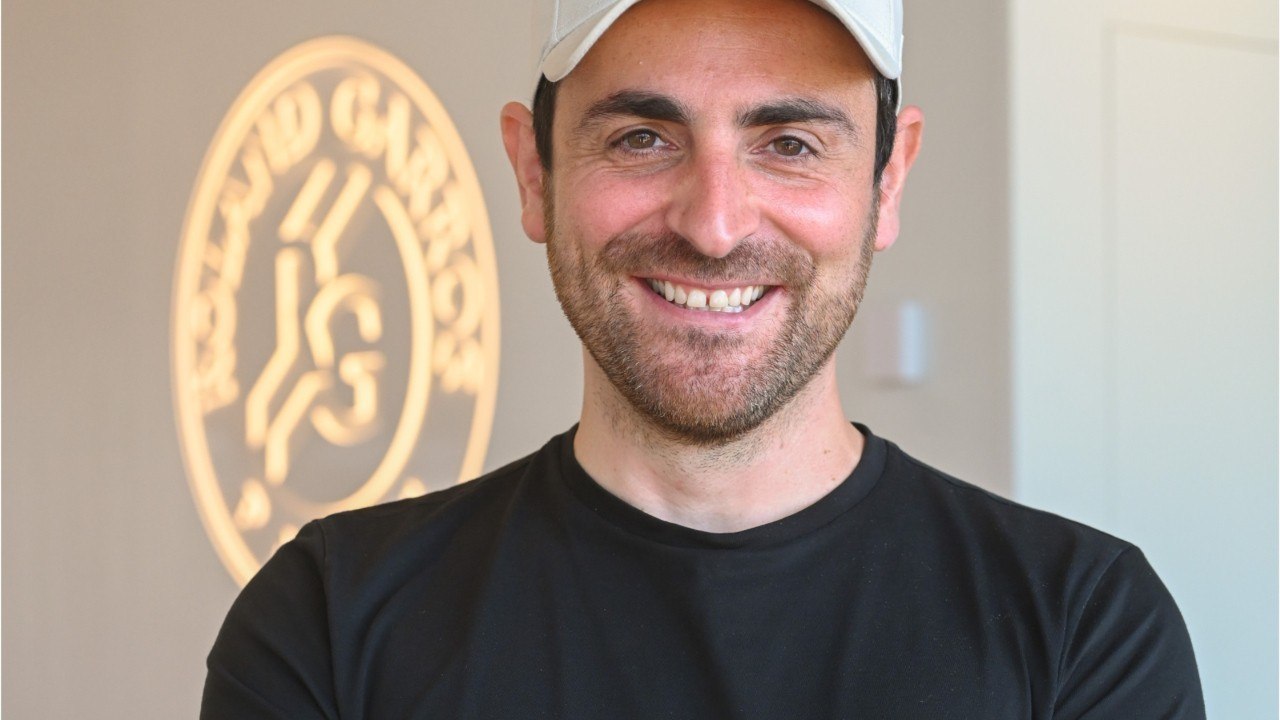 VOICI : Une famille en or : Camille Combal fait une rare confidence au sujet de sa femme, qui lui "fait la guerre"