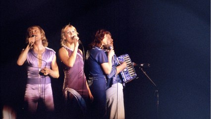 VOICI : ABBA annonce son grand retour : le look du quatuor fait mourir de rire les internautes