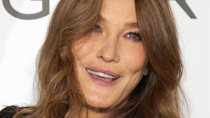 VOICI : Carla Bruni a vécu sans son père biologique : elle se confie sur ce lourd secret longuement gardé