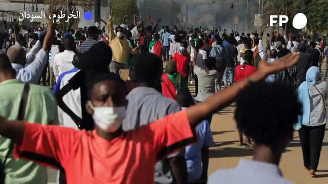 الشرطة السودانية تطلق الغاز المسيل للدموع لتفريق تظاهرات في الخرطوم قرب القصر الجمهوري