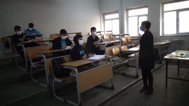 Meslek lisesi öğrencileri kaynak yapmayı kadın öğretmenden öğreniyor