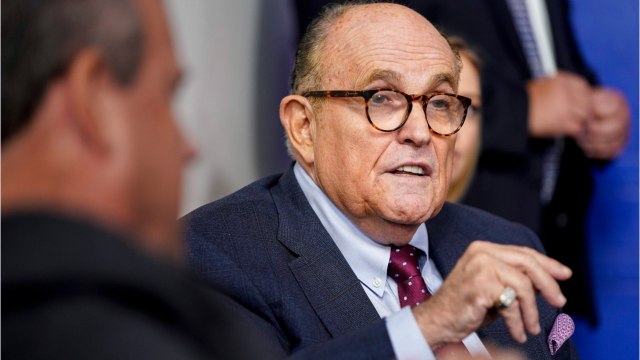 VOICI : Rudy Giuliani : l’avocat de Donald Trump devient la risée de la Toile à cause de ses cheveux